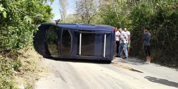 Ümraniye’de el freni çekilmeyen otomobil yokuş aşağı kayarak takla attı