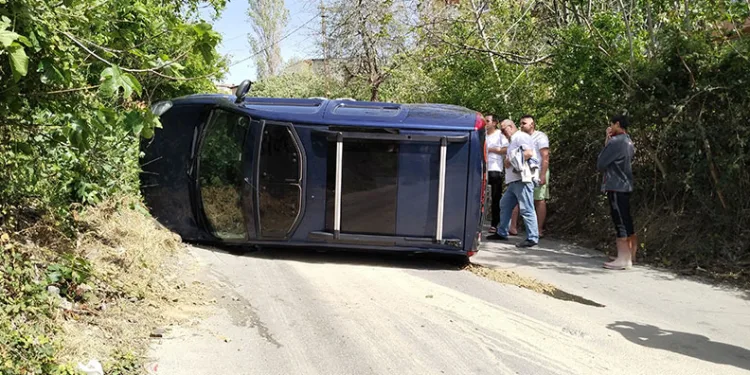 Ümraniye’de el freni çekilmeyen otomobil yokuş aşağı kayarak takla attı