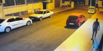 20 aracın lastiklerini kesen şahıs güvenlik kamerasına yansıdı
