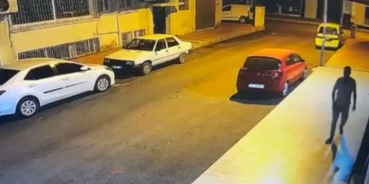 20 aracın lastiklerini kesen şahıs güvenlik kamerasına yansıdı