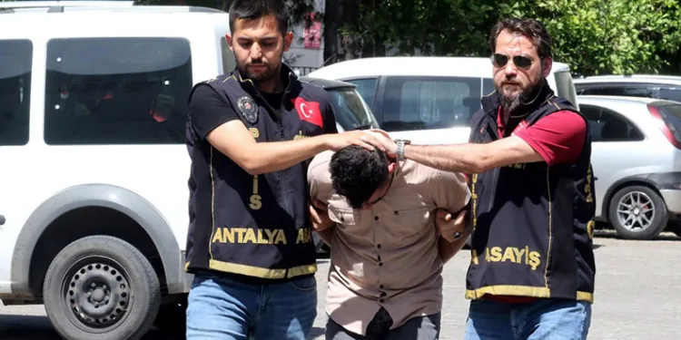 Babasının tartıştığı kişiyi minibüsle ezen şahıs tutuklandı