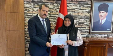 Vezirköprü’nün tek kadın muhtarı mazbatasını aldı