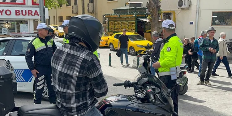 Araç girişinin yasak olduğu caddede polis denetim yaptı