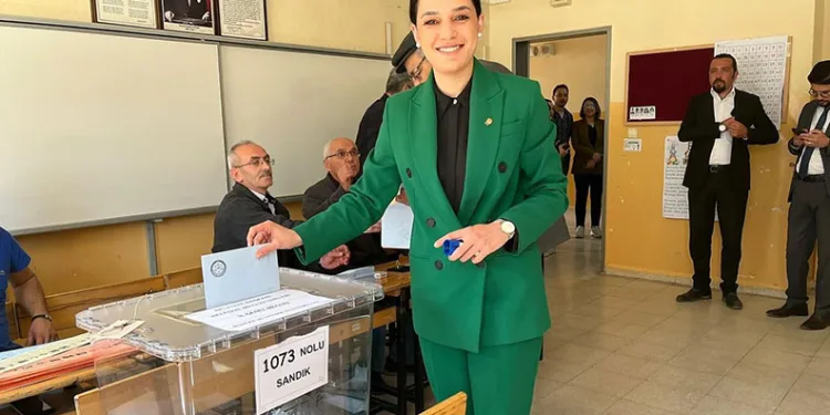 Burdur’da ilk kadın belediye başkanı oldu