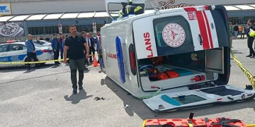 Erzincan’da otomobil ile ambulans çarpıştı: 6 yaralı