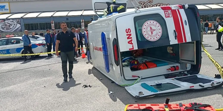 Erzincan’da otomobil ile ambulans çarpıştı: 6 yaralı