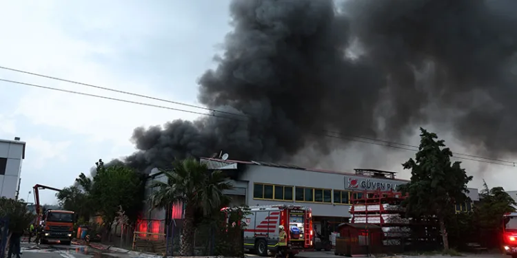 İzmir’de iki ayrı fabrikada yangın