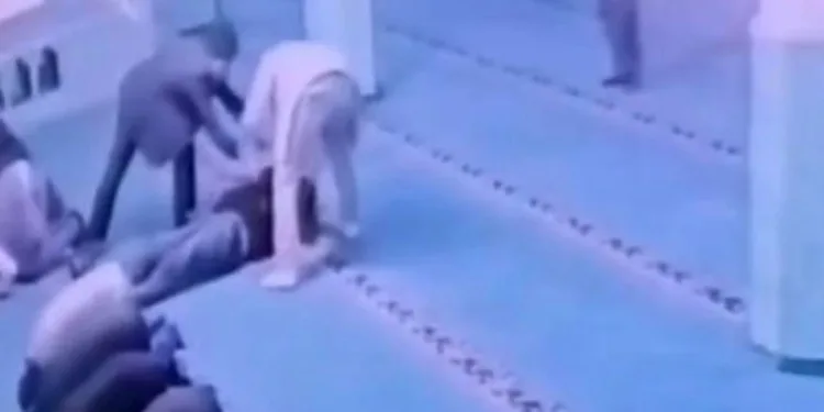 Namaz kılarken kalp krizi geçirdi