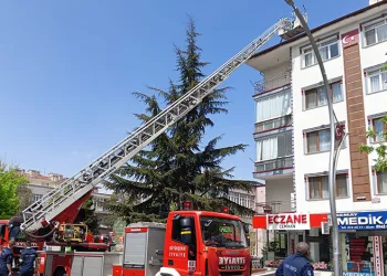 Ankara’da 4 katlı apartmanın çatısında yangın