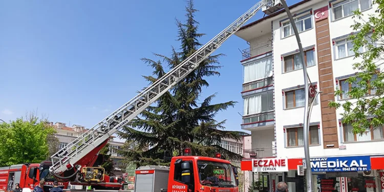 Ankara’da 4 katlı apartmanın çatısında yangın