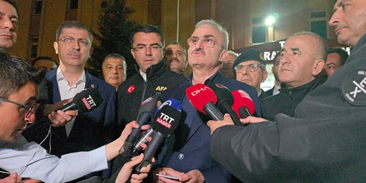 Basın açıklaması sırasında deprem oldu