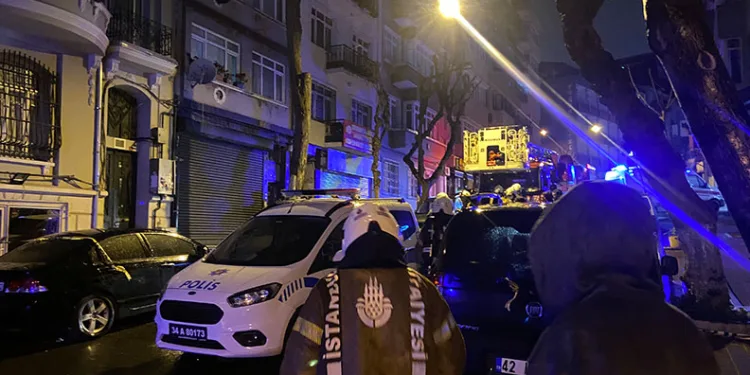 Komşusunun kapısına balyozla saldırdı