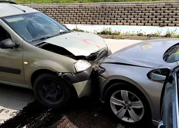 Bursa’da iki otomobil kafa kafaya çarpıştı
