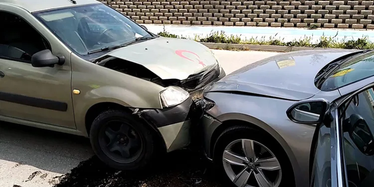 Bursa’da iki otomobil kafa kafaya çarpıştı