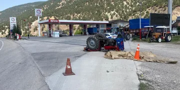Traktör ters döndü: 1’i ağır 3 yaralı