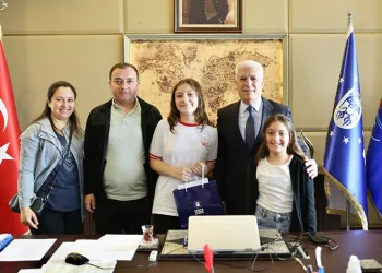 Bursa’da başarılı çocuklar ödüllendirildi