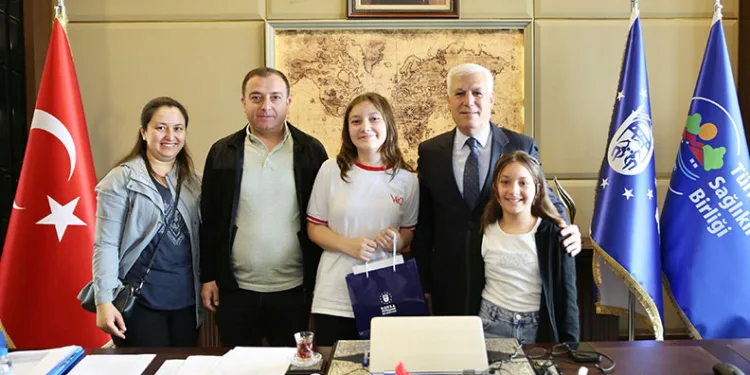 Bursa’da başarılı çocuklar ödüllendirildi