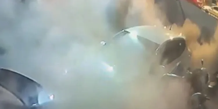 Otoparka el bombalı saldırı kamerada