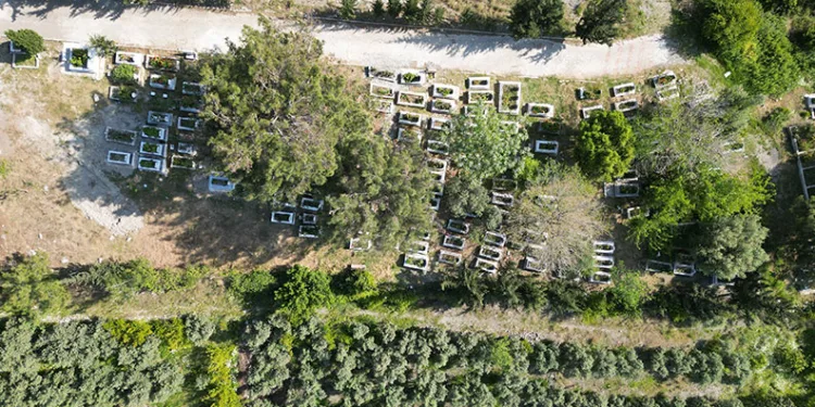 Mezarlıklarda pikniği yasakladı