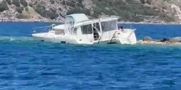 Çaldıkları tekneyle kayalıklara vurdular