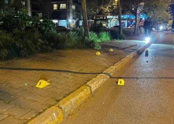 Boşanma aşamasındaki eşini sokak ortasında bıçakladı