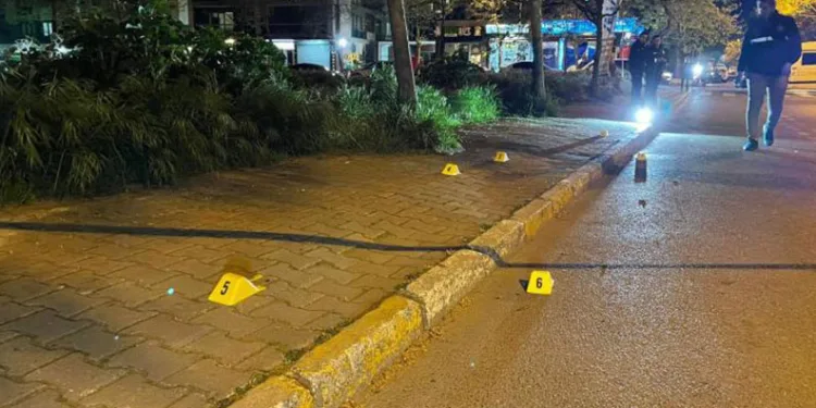 Boşanma aşamasındaki eşini sokak ortasında bıçakladı