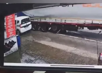 Bursa’da TIR park halindeki araca çarptı