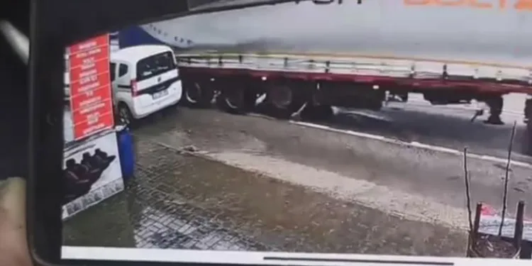 Bursa’da TIR park halindeki araca çarptı