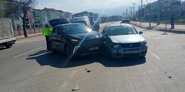 Bursa’da otomobil ile cip çarpıştı: 3’ü çocuk 5 yaralı