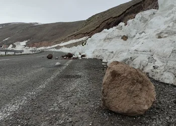 Yola düşen taş ve kaya parçaları tehlike saçıyor