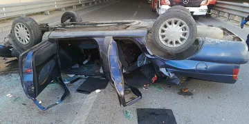 Virajı alamayan otomobil alt geçide düştü: 2 yaralı
