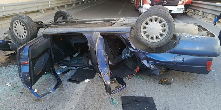 Virajı alamayan otomobil alt geçide düştü: 2 yaralı