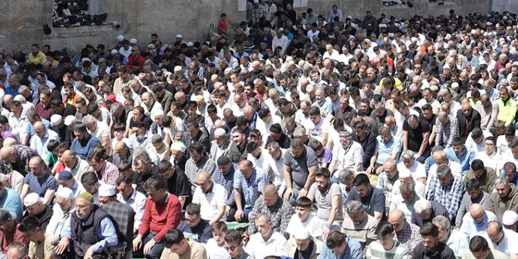 Bursa’da Cuma namazında tarihi camiler doldu taştı