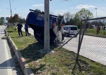 Bursa’da kamyonet düz yolda takla attı