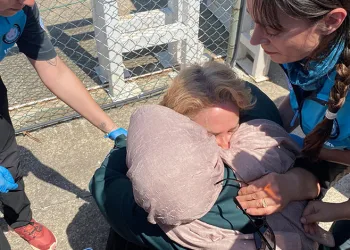 21 saattir havada mahsur kaldı, helikopterden iner inmez yeri öptü