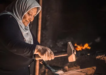 Eşiyle birlikte demircilik yapıyor