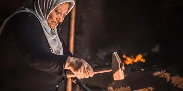 Eşiyle birlikte demircilik yapıyor