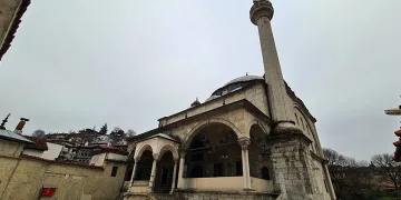 Minaresinin eğikliği ve tarzıyla dikkat çekiyor