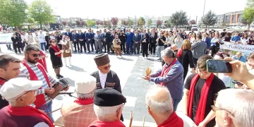 70’lik delikanlıların dansı ilgi çekti