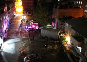 Bursa’da freni boşalan kamyon eve girdi