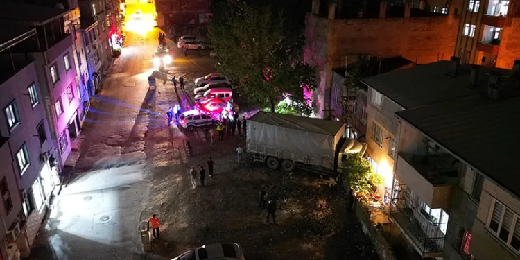 Bursa’da freni boşalan kamyon eve girdi