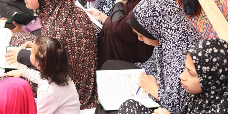 Filistinli çocuklar çadırda hafızlık dersi alıyor