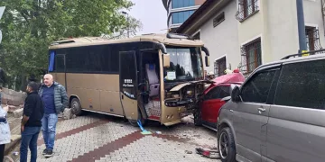 Üsküdar’da öğrenciservisi kaza yaptı