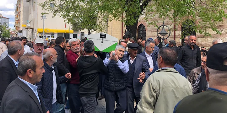 Oğlunun şehadet gününde vefat etti