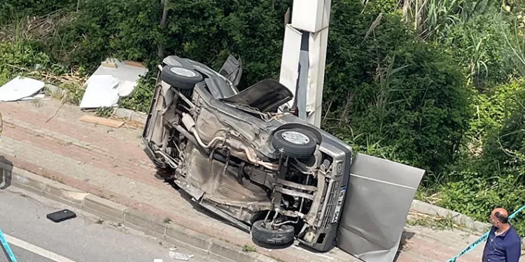 Bursa’da hurdaya dönen araçtan sağ çıktılar