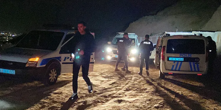 Ölen borçlusunun mezarını açıp cesedi yakmaya çalıştı