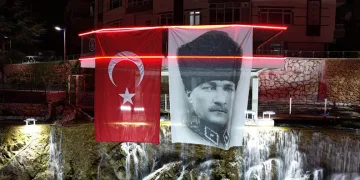 Başkentte dev bayraklar asıldı