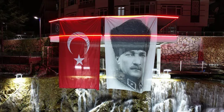 Başkentte dev bayraklar asıldı