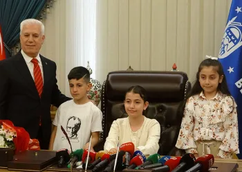 Mustafa Bozbey koltuğunu çocuklara devretti