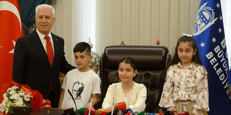 Mustafa Bozbey koltuğunu çocuklara devretti